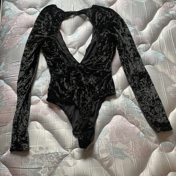 Victoria’s Secret Velvet Bodysuit NWOT - Picture 4 of 8